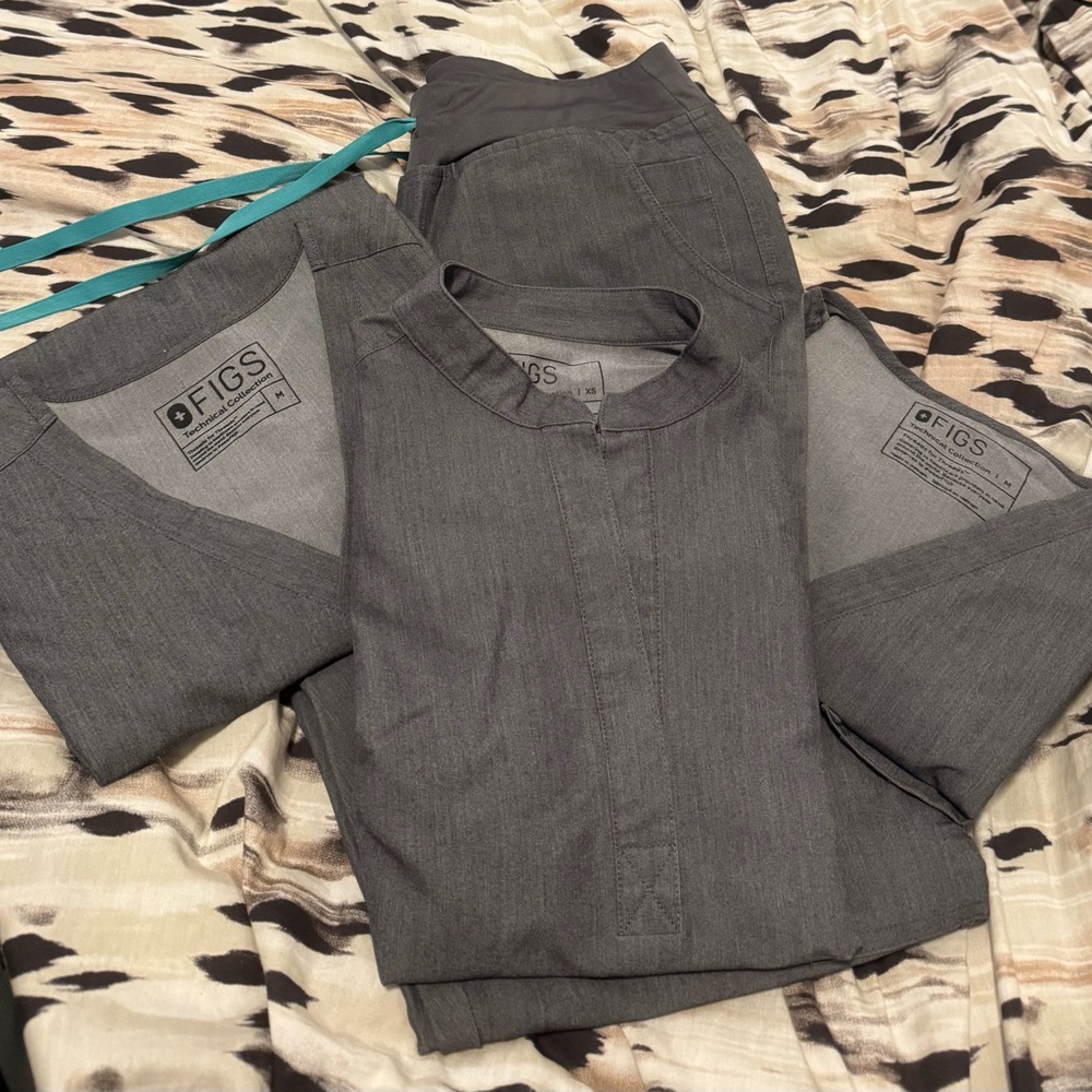 FIGS women’s Space Gray Scrub Set